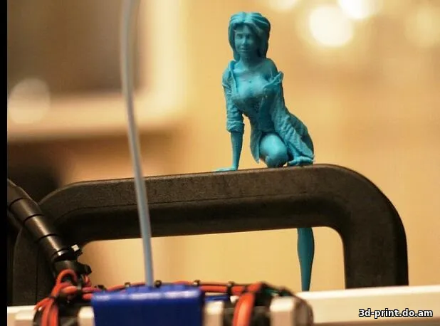 3D-модель "Фигурка девушки на монитор"