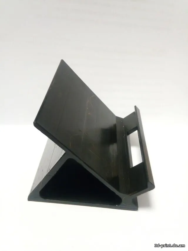 3D-модель "Держатель для смартфона с окошком для зарядника"