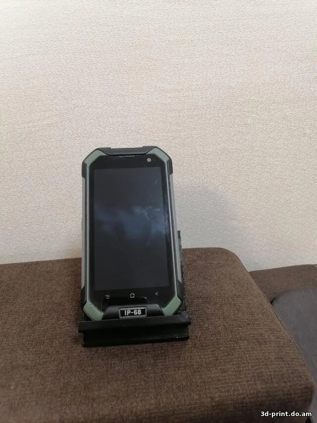 3D-модель "Держатель для смартфона с окошком для зарядника"