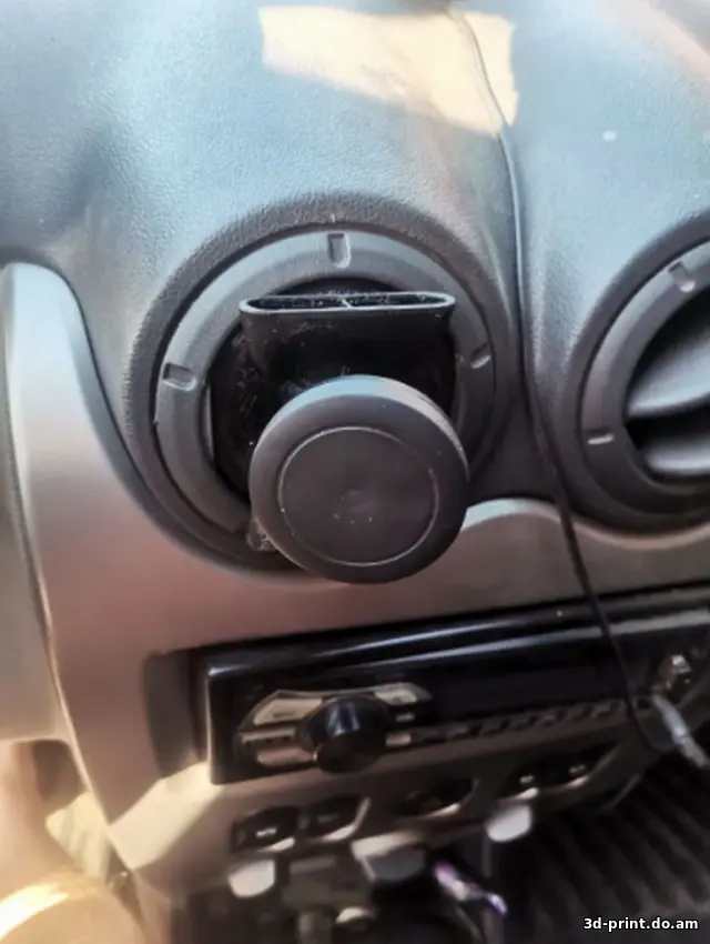 3D-модель "Держатель для телефона Renault Logan"