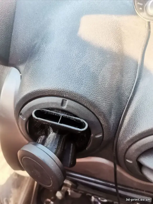 3D-модель "Держатель для телефона Renault Logan"