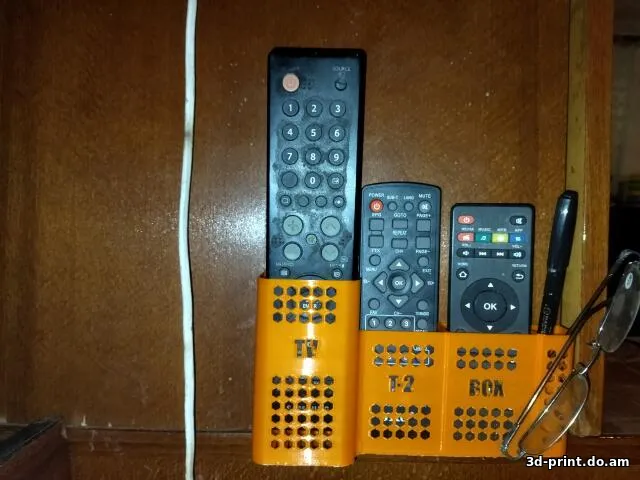 3D-модель "Полочка для USB флешек (USB flash drive holder on the wall with shelf)"