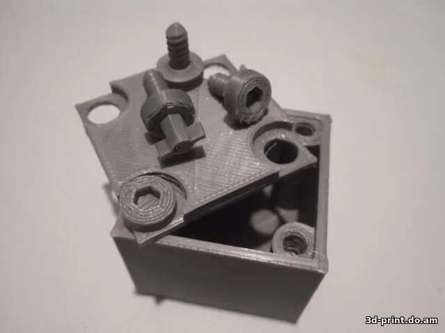 3D-модель "Крепкий мини контейнер с защитой от случайного открытия"