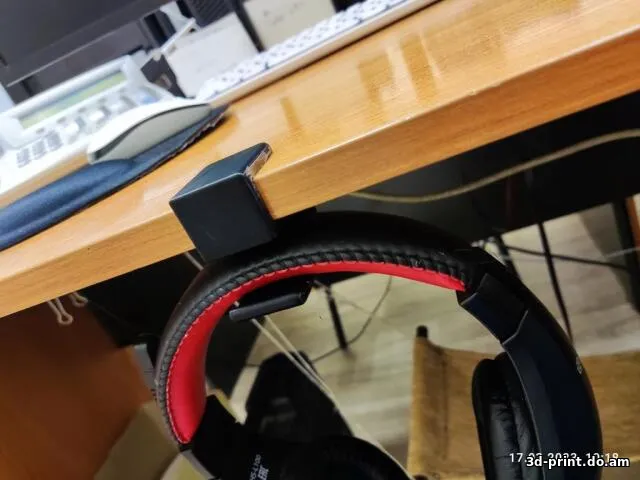 3D-модель "Крючок для наушников на край стола"