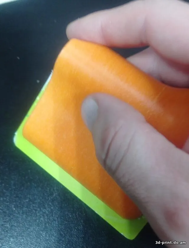 3D-модель "Удобный эргономичный скребок льда со стёкол автомобиля - держатель для пластиковых карт"